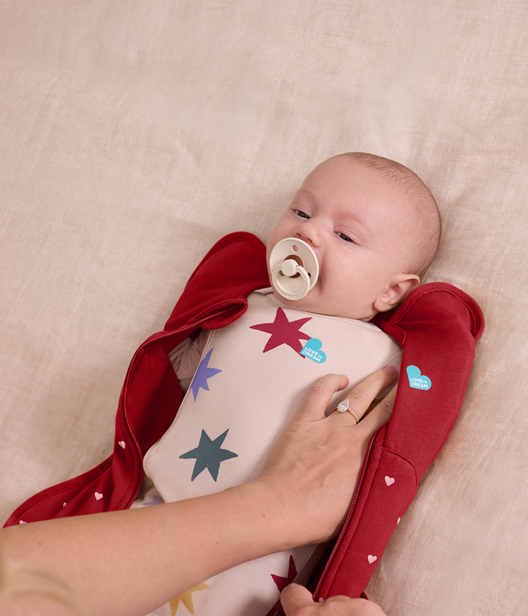 Swaddle Up™ Fascia contenitiva 1.5 TOG Pile di cotone Bordeaux Cuori ricamati