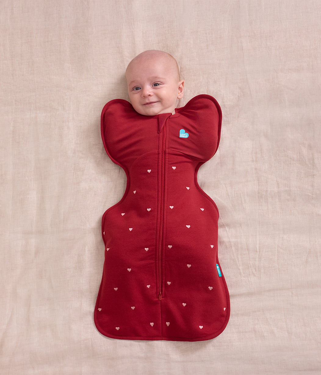 Swaddle Up™ Fascia contenitiva 1.5 TOG Pile di cotone Bordeaux Cuori ricamati