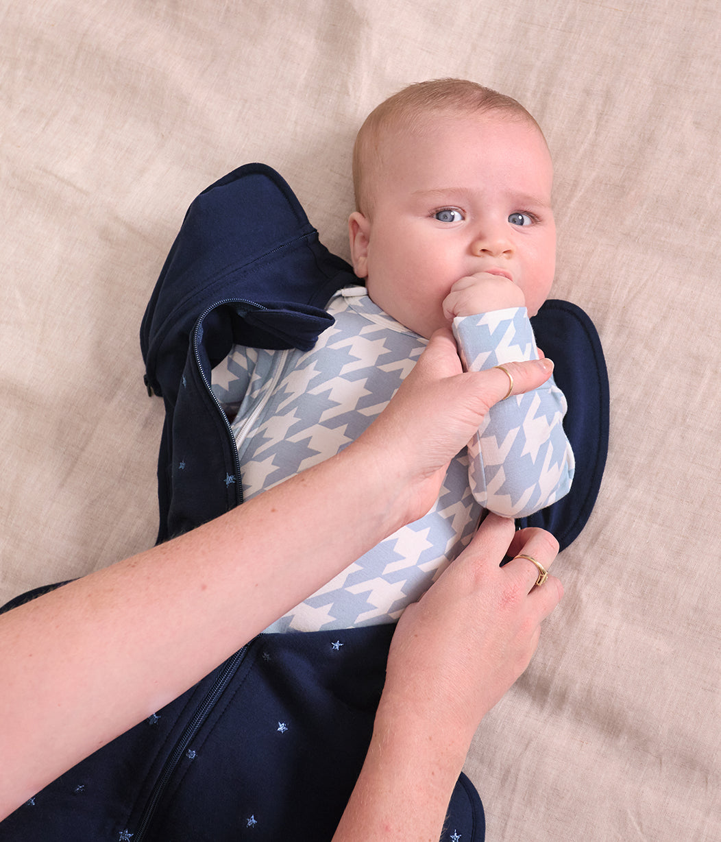Swaddle Up™ 2-in-1 Sacco nanna di transizione 1.5 TOG Pile di cotone Blu marino Stella scintillante ricamata
