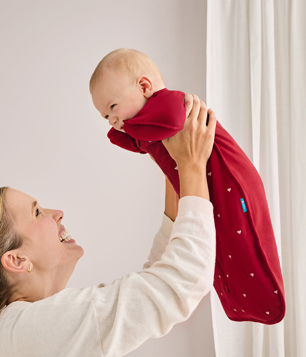 Swaddle Up™ Fascia contenitiva 1.5 TOG Pile di cotone Bordeaux Cuori ricamati