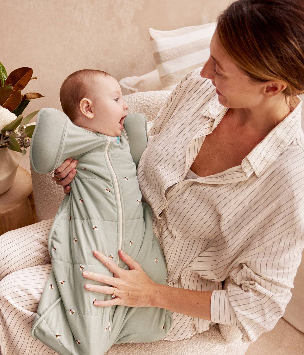 Swaddle Up™ Borsa per fasciatura di transizione 2,5 TOG in cotone Olive Bees