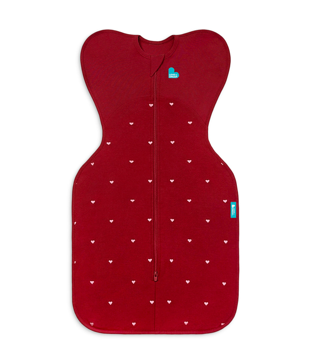 Swaddle Up™ Fascia contenitiva 1.5 TOG Pile di cotone Bordeaux Cuori ricamati