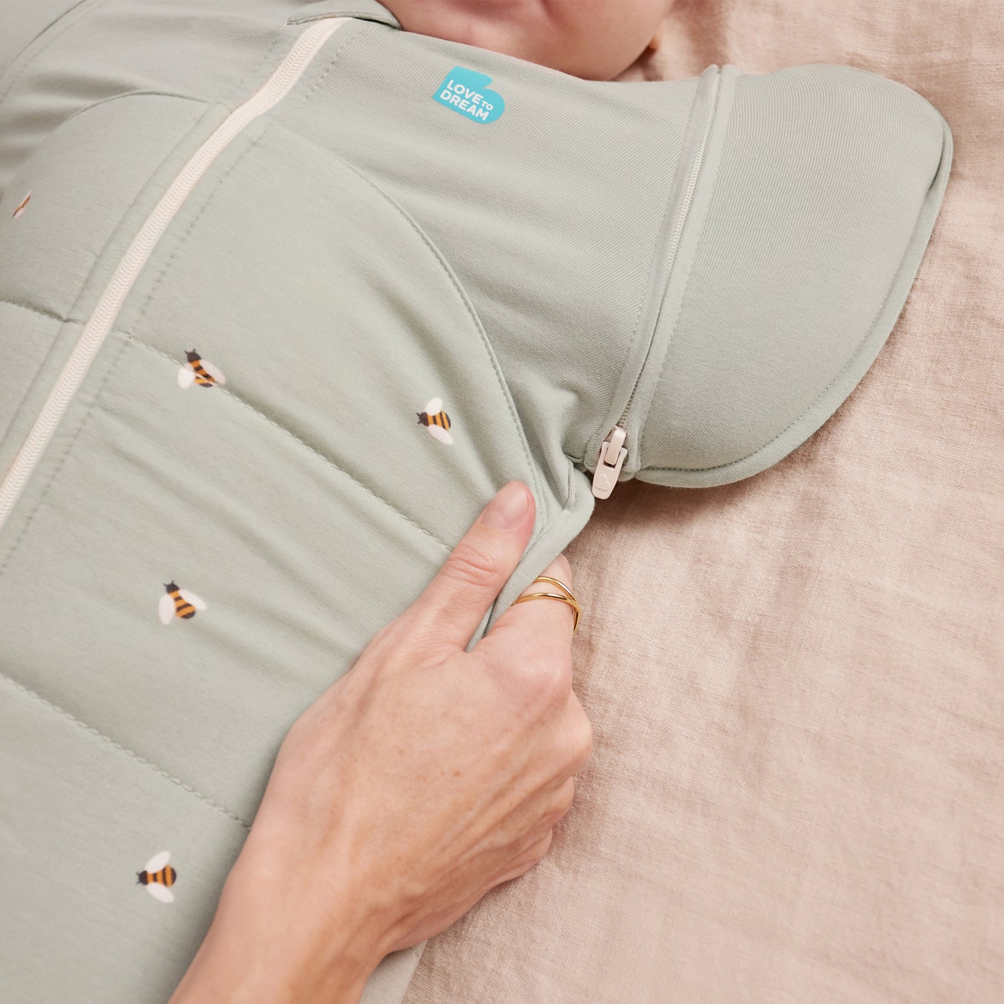 Swaddle Up™ Borsa per fasciatura di transizione 2,5 TOG in cotone Olive Bees