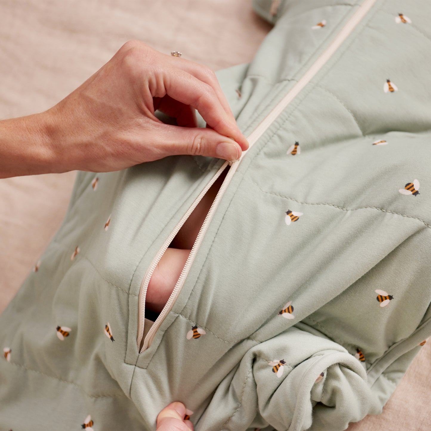 Swaddle Up™ Borsa per fasciatura di transizione 2,5 TOG in cotone Olive Bees